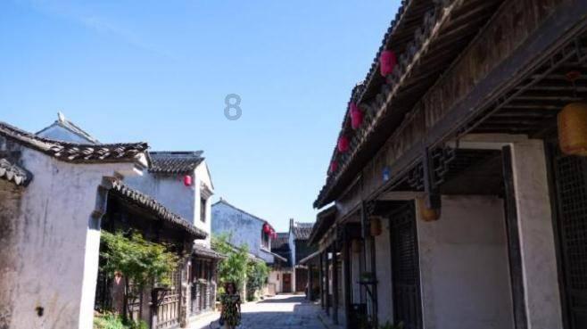 太上头了！酒店后厨师傅在烤箱门上烘鞋子